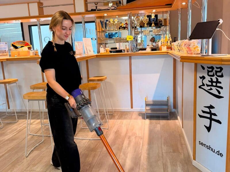 Pflege der Räume im Bistro-Bereich